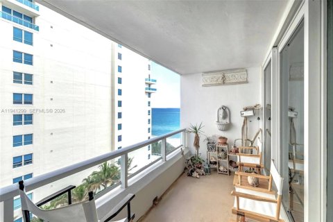 Condo in Miami Beach, Florida, 2 bedrooms  № 1998853 - photo 13