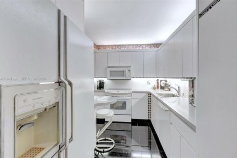 Condo in Miami Beach, Florida, 2 bedrooms  № 1998853 - photo 19