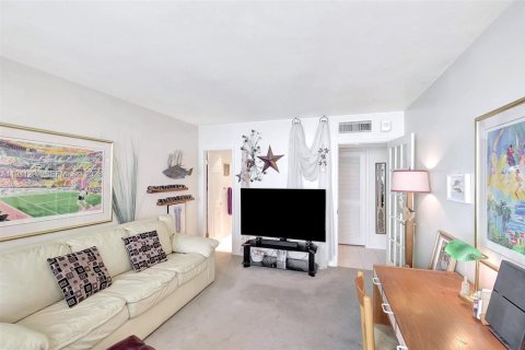 Condo in Miami Beach, Florida, 2 bedrooms  № 1998853 - photo 25