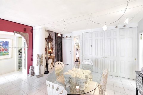 Condo in Miami Beach, Florida, 2 bedrooms  № 1998853 - photo 23