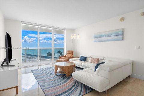 Condo in Hallandale Beach, Florida, 3 bedrooms  № 1945450 - photo 3