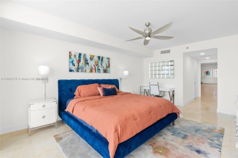 Condo in Hallandale Beach, Florida, 3 bedrooms  № 1945450 - photo 13