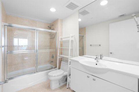 Condo in Hallandale Beach, Florida, 3 bedrooms  № 1945450 - photo 19