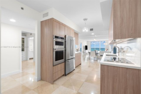 Condo in Hallandale Beach, Florida, 3 bedrooms  № 1945450 - photo 10