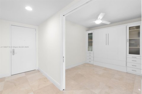 Condo in Hallandale Beach, Florida, 3 bedrooms  № 1945450 - photo 20