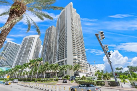 Condo in Hallandale Beach, Florida, 3 bedrooms  № 1945450 - photo 1