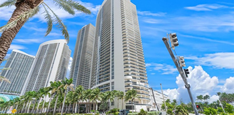 Condo in Hallandale Beach, Florida, 3 bedrooms № 1945450