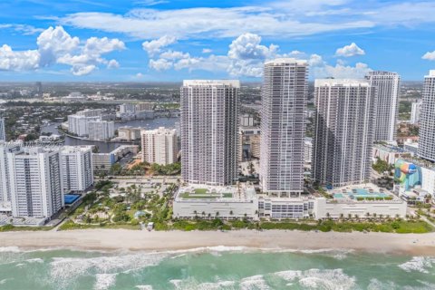 Condo in Hallandale Beach, Florida, 3 bedrooms  № 1945450 - photo 28