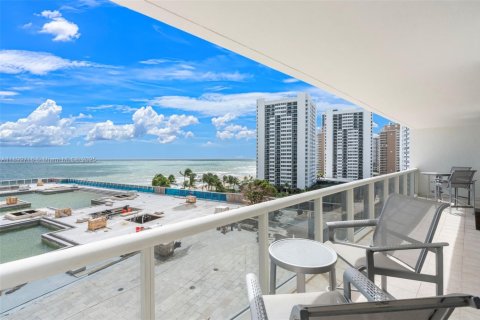 Condo in Hallandale Beach, Florida, 3 bedrooms  № 1945450 - photo 23