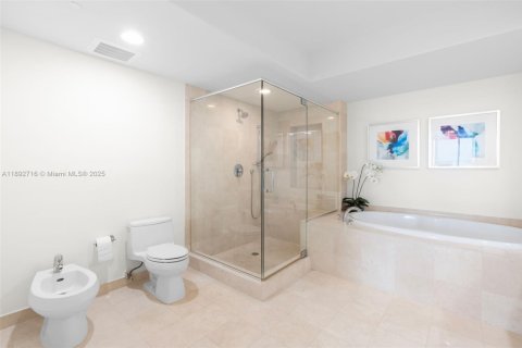 Condo in Hallandale Beach, Florida, 3 bedrooms  № 1945450 - photo 16