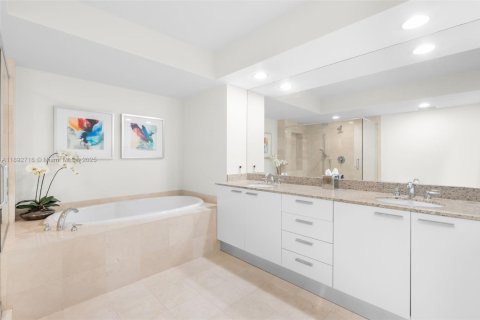 Condo in Hallandale Beach, Florida, 3 bedrooms  № 1945450 - photo 15