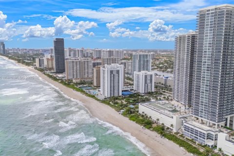 Condo in Hallandale Beach, Florida, 3 bedrooms  № 1945450 - photo 27