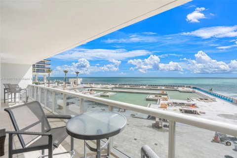 Condo in Hallandale Beach, Florida, 3 bedrooms  № 1945450 - photo 24