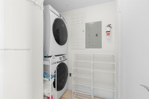 Condo in Hallandale Beach, Florida, 3 bedrooms  № 1945450 - photo 26
