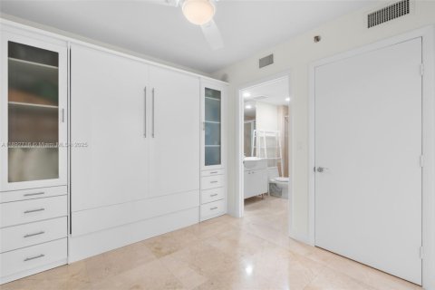 Condo in Hallandale Beach, Florida, 3 bedrooms  № 1945450 - photo 21