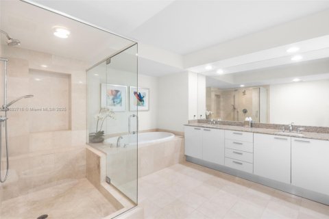 Condo in Hallandale Beach, Florida, 3 bedrooms  № 1945450 - photo 14