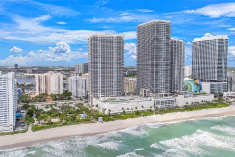 Condo in Hallandale Beach, Florida, 3 bedrooms  № 1945450 - photo 2