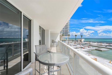 Condo in Hallandale Beach, Florida, 3 bedrooms  № 1945450 - photo 25