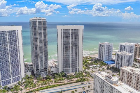 Condo in Hallandale Beach, Florida, 3 bedrooms  № 1945450 - photo 30
