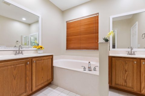 House in Pembroke Pines, Florida 3 bedrooms, 178.65 sq.m. № 1945628 - photo 23