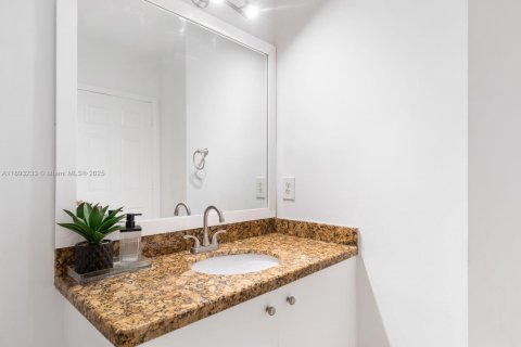 House in Pembroke Pines, Florida 3 bedrooms, 178.65 sq.m. № 1945628 - photo 14