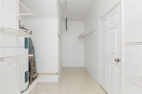 House in Pembroke Pines, Florida 3 bedrooms, 178.65 sq.m. № 1945628 - photo 28