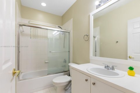 House in Pembroke Pines, Florida 3 bedrooms, 178.65 sq.m. № 1945628 - photo 17