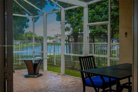 House in Pembroke Pines, Florida 3 bedrooms, 178.65 sq.m. № 1945628 - photo 3