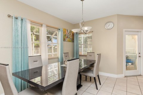 House in Pembroke Pines, Florida 3 bedrooms, 178.65 sq.m. № 1945628 - photo 8