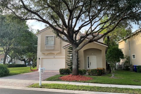 House in Pembroke Pines, Florida 3 bedrooms, 178.65 sq.m. № 1945628 - photo 1