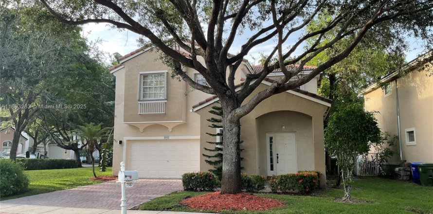House in Pembroke Pines, Florida 3 bedrooms, 178.65 sq.m. № 1945628
