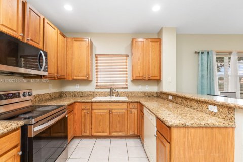 House in Pembroke Pines, Florida 3 bedrooms, 178.65 sq.m. № 1945628 - photo 10