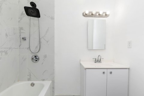 House in Pembroke Pines, Florida 3 bedrooms, 178.65 sq.m. № 1945628 - photo 30