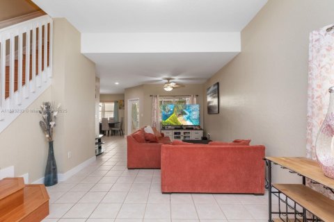 House in Pembroke Pines, Florida 3 bedrooms, 178.65 sq.m. № 1945628 - photo 11