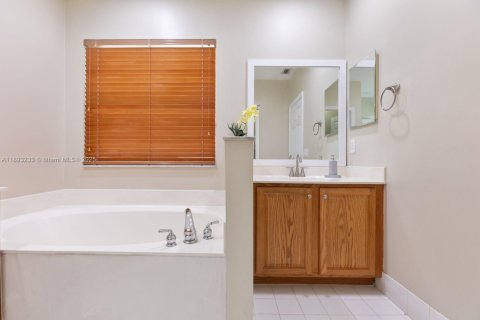 House in Pembroke Pines, Florida 3 bedrooms, 178.65 sq.m. № 1945628 - photo 22