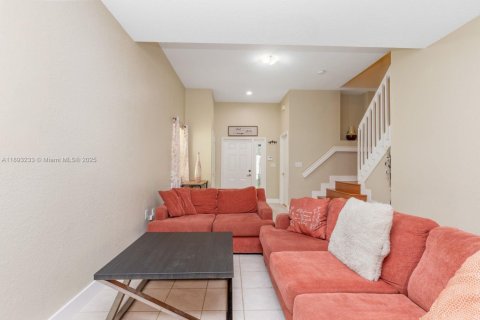 House in Pembroke Pines, Florida 3 bedrooms, 178.65 sq.m. № 1945628 - photo 13