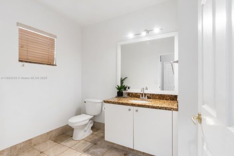 House in Pembroke Pines, Florida 3 bedrooms, 178.65 sq.m. № 1945628 - photo 15