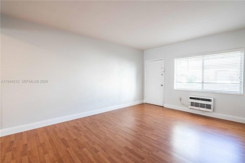 Apartamento en alquiler en Miami Beach, Florida, 48.77 m2 № 2000675 - foto 2