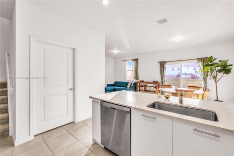 Touwnhouse à vendre à Miami, Floride: 3 chambres, 157.47 m2 № 1935735 - photo 9