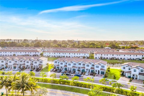 Touwnhouse à vendre à Miami, Floride: 3 chambres, 157.47 m2 № 1935735 - photo 27