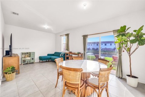 Touwnhouse à vendre à Miami, Floride: 3 chambres, 157.47 m2 № 1935735 - photo 12