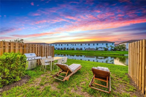 Touwnhouse à vendre à Miami, Floride: 3 chambres, 157.47 m2 № 1935735 - photo 1