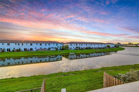 Touwnhouse à vendre à Miami, Floride: 3 chambres, 157.47 m2 № 1935735 - photo 2