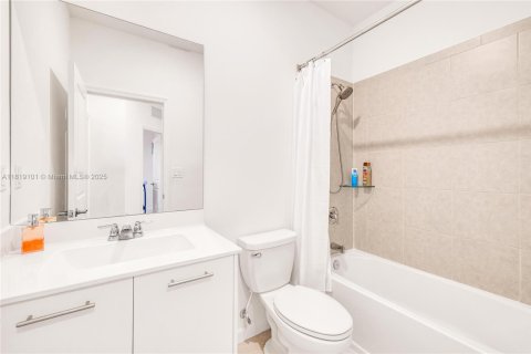 Touwnhouse à vendre à Miami, Floride: 3 chambres, 157.47 m2 № 1935735 - photo 23