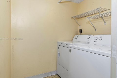 Снять в аренду кондоминиум в Окленд-Парк, Флорида 2 спальни, 99.41м2, № 2075186 - фото 21
