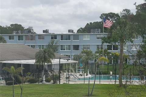 Condo in Saint Petersburg, Florida, 2 bedrooms  № 2093721 - photo 3