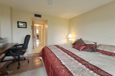 Condo in Saint Petersburg, Florida, 2 bedrooms  № 2093721 - photo 20