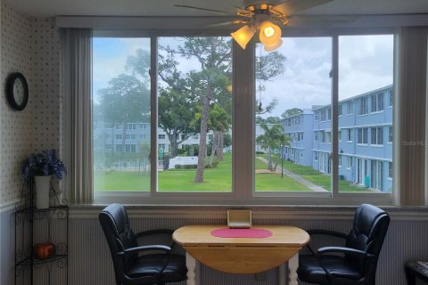 Condo in Saint Petersburg, Florida, 2 bedrooms  № 2093721 - photo 16