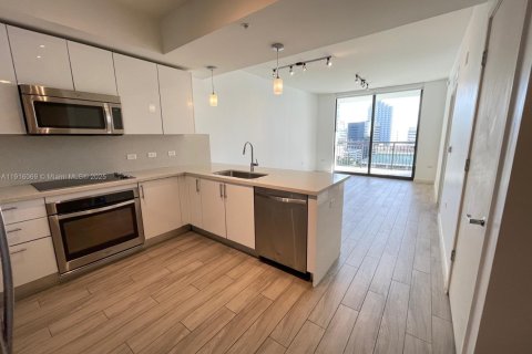 Снять в аренду кондоминиум в Майами, Флорида 1 спальня, 62.62м2, № 1970799 - фото 1