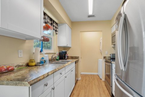 House in Stuart, Florida 2 bedrooms, 91.04 sq.m. № 2391829 - photo 8